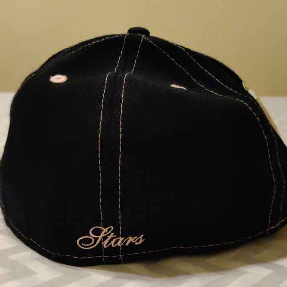 Headgear, women's flat bill, fitted baseball cap. - Picture 2 of 4